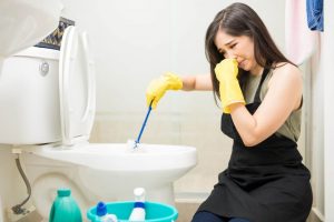 Como eliminar mau cheiro de esgoto no banheiro